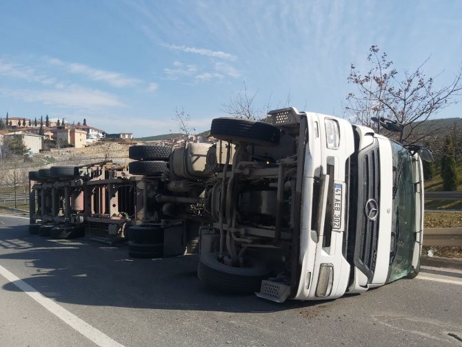 Viraja Hızlı Giren Tır Devrildi, Sürücüsü Yaralandı