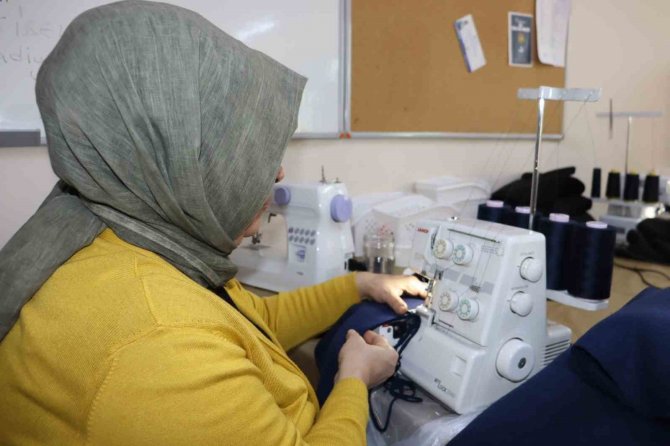 Kadın Kursiyerler, Deprem Bölgesindeki Çocuklar İçin Eşofman Takımı Üretiyor