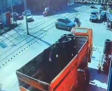 Motosiklet Otomobil İle Çarpıştı, O Anlar Kamerada