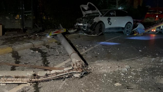Küçükçekmece’de Kontrolden Çıkan Araç Elektrik Direğine Çarptı: 4 Yaralı