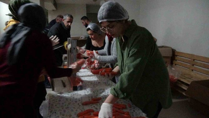 Mardin’de Kazanlar Gönüllüler Tarafından Depremzedeler İçin Hazırlanıyor