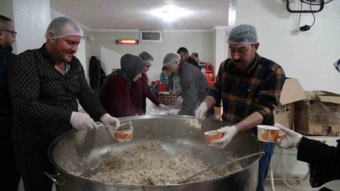 Mardin’de Kazanlar Gönüllüler Tarafından Depremzedeler İçin Hazırlanıyor