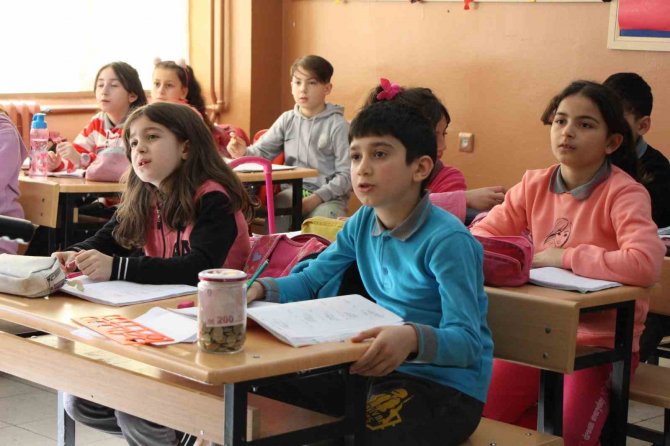 Minik Özcan Harçlıklarını Depremzedelere Bağışladı: "Allah Bana Daha Fazlasını Verir"