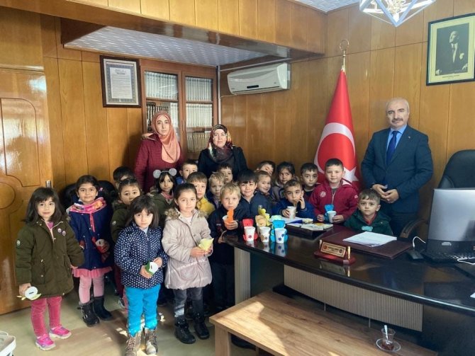 Minik Öğrenciler Kumbaralarını Depremzedelere Bağışladı