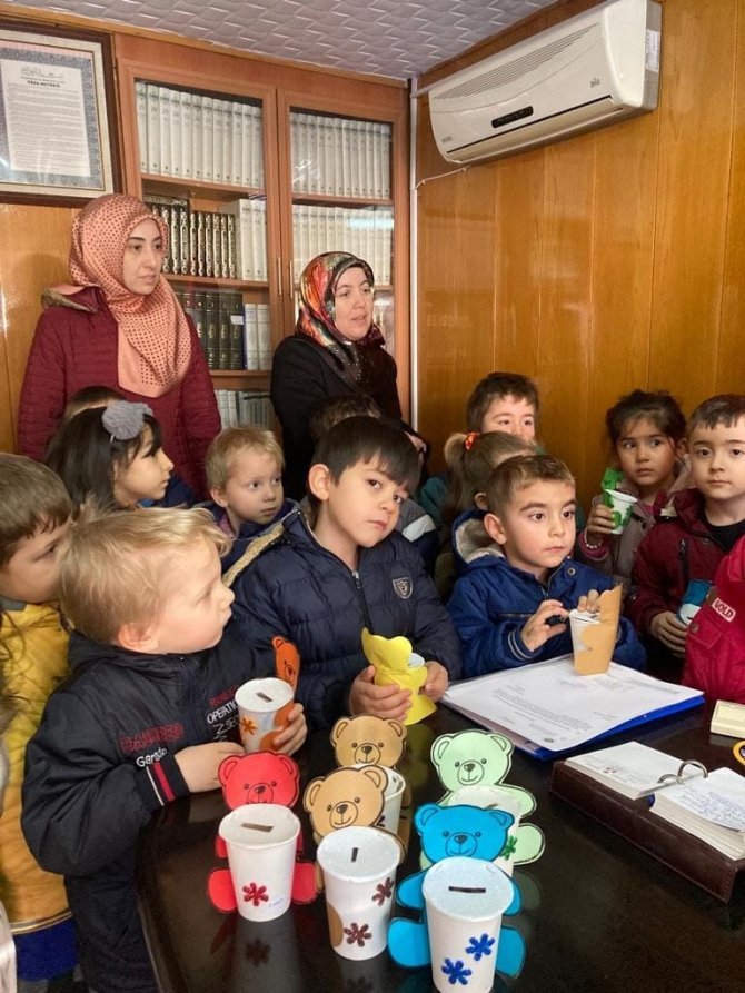 Minik Öğrenciler Kumbaralarını Depremzedelere Bağışladı