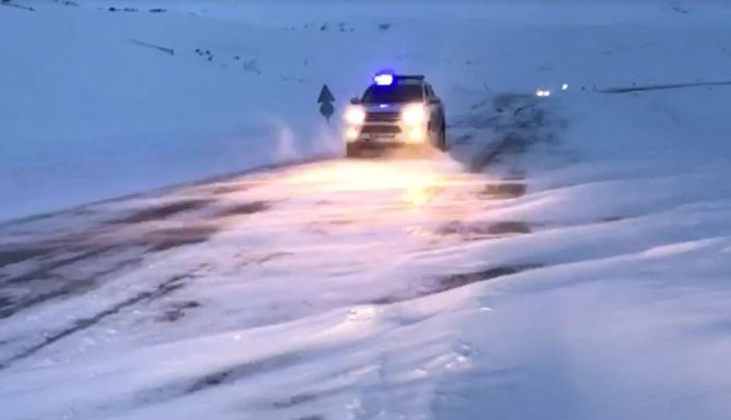 Sahara Geçidinde Kar Yağışı Ve Tipi Ulaşımı Olumsuz Etkiliyor