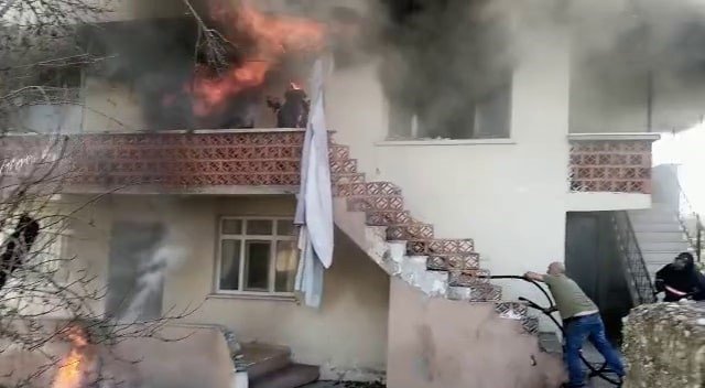 Alevlere Teslim Olan Evden Cansız Bedeni Çıktı