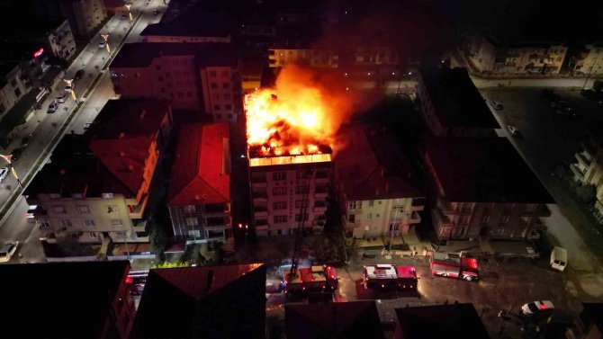 6 Katlı Otelin Çatısı Alev Alev Yandı