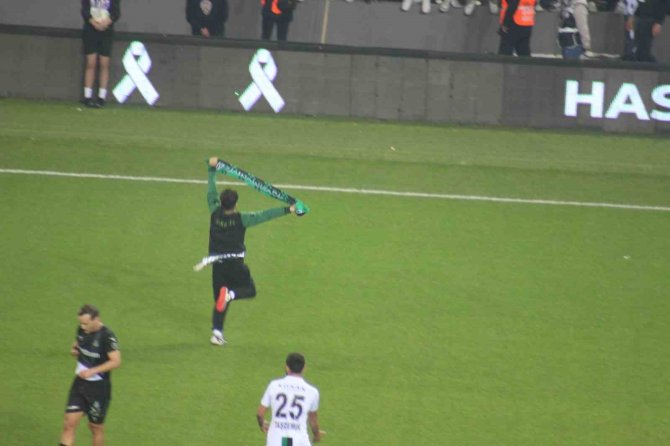 Sahaya Atlayıp Kocaelispor Tribününe Sakaryaspor Atkısı Açınca Ortalık Karıştı