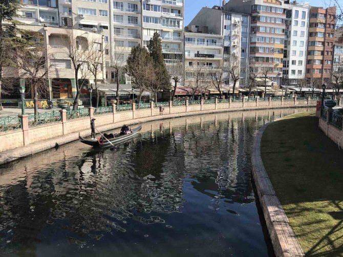 Sıcak Havayı Fırsat Bilen Vatandaşların Gondol Keyfi