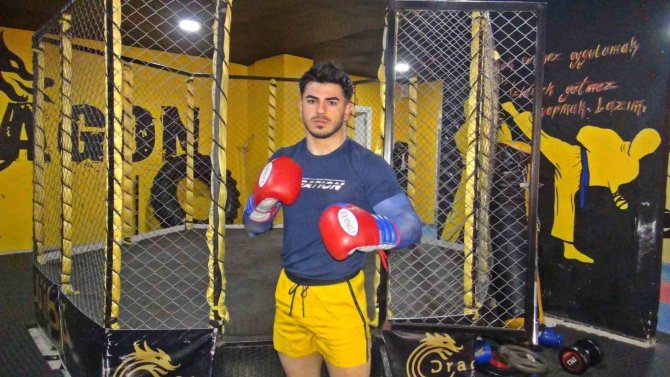 Milli Sporcu Kemerini Depremzedeler İçin Satışa Çıkardı