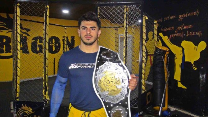 Milli Sporcu Kemerini Depremzedeler İçin Satışa Çıkardı