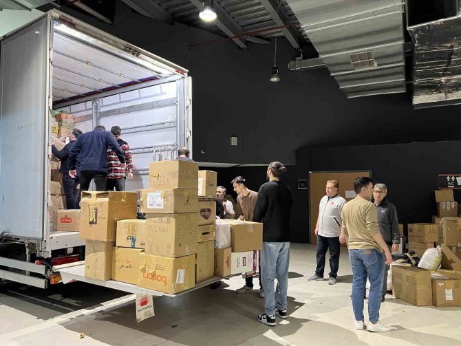 Dev Spor Salonlarında Depremzedeler İçin İyilik Zinciri Oluşturuldu