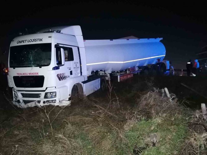 Park Halindeyken Freni Boşalan Tanker Yoldan Çıktı