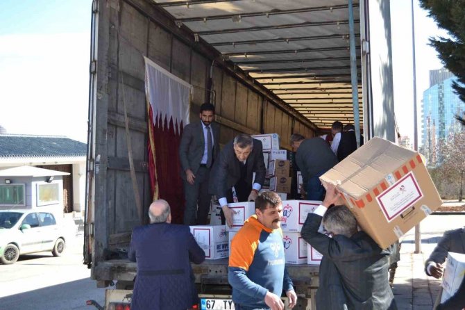 Katar Büyükelçiliği Çalışanları Deprem Bölgesindeki Yardımlarına Devam Ediyor