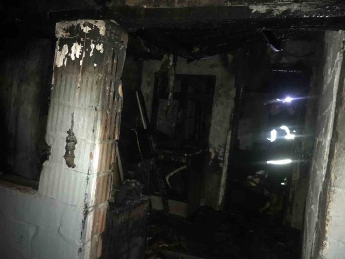 Uzunköprü’de Yangın Paniği: Müstakil Ev Küle Döndü