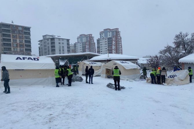 Van Büyükşehir Belediyesi Deprem Bölgesinde Var Gücüyle Çalışıyor