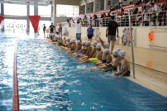 İ̇pekyolu’nda Yeni Dönem Yüzme Kursu Kayıtları Başladı