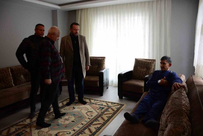 Depremzede Yaşlı Çift, Gazeteciler Ve Hayırseverler Tarafından Eve Yerleştirildi