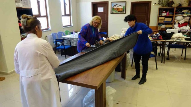 Yozgat’ta Kadınlar Depremzedeler İçin Kıyafet Dikiyor