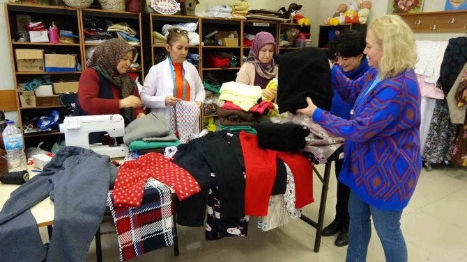 Yozgat’ta Kadınlar Depremzedeler İçin Kıyafet Dikiyor