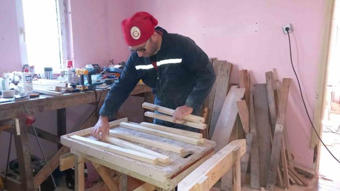 Boş Vakitlerini Ağaç Sanatına Adadı