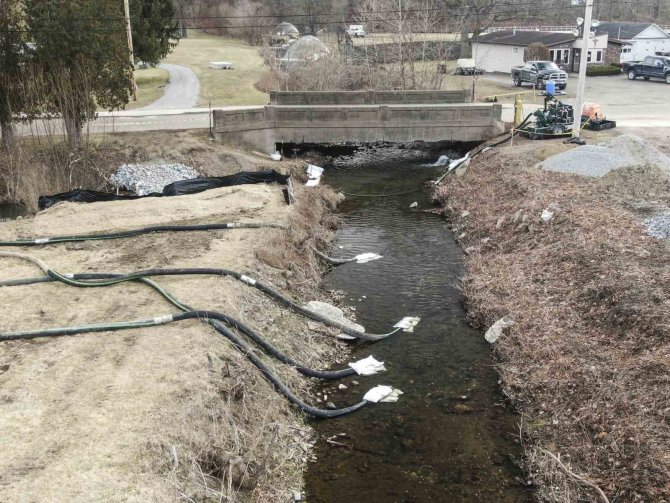 Validen Kimyasal Sızıntının Olduğu Bölgede Musluk Suyu İçerek "Güvenli" Mesajı