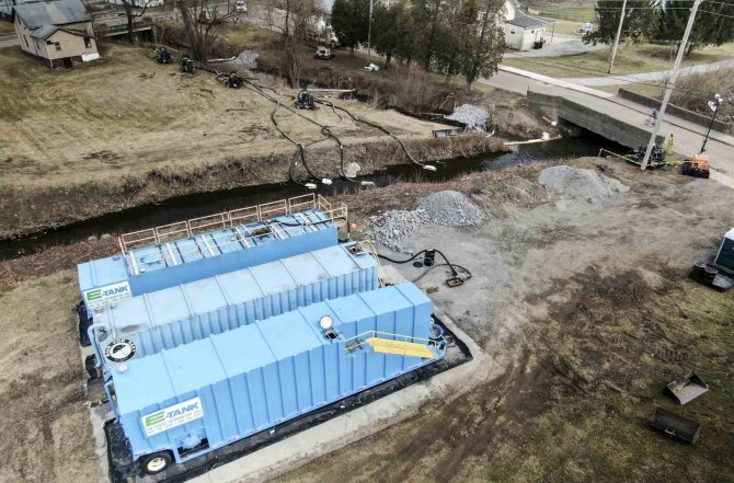 Validen Kimyasal Sızıntının Olduğu Bölgede Musluk Suyu İçerek "Güvenli" Mesajı