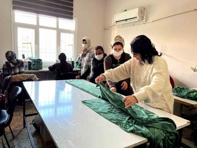 Silopi’de Kadınlar Depremzedeler İçin Kıyafet Dikiyor