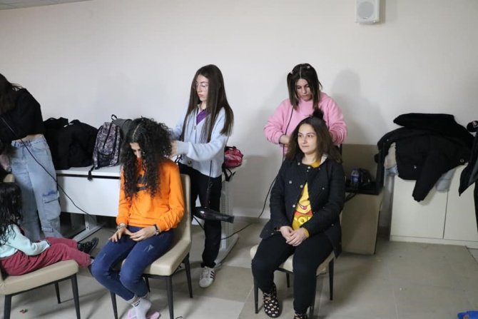 Depremzede Kadın Ve Çocuklara Ücretsiz Saç Kesimi Ve Cilt Bakımı Hizmeti^