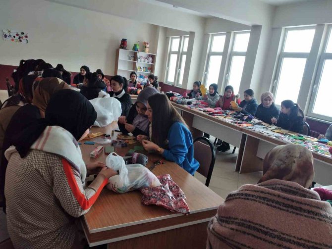 Ağrılı Çocuklar Depremden Etkilenen Kardeşleri İçin Oyuncak Üretiyor