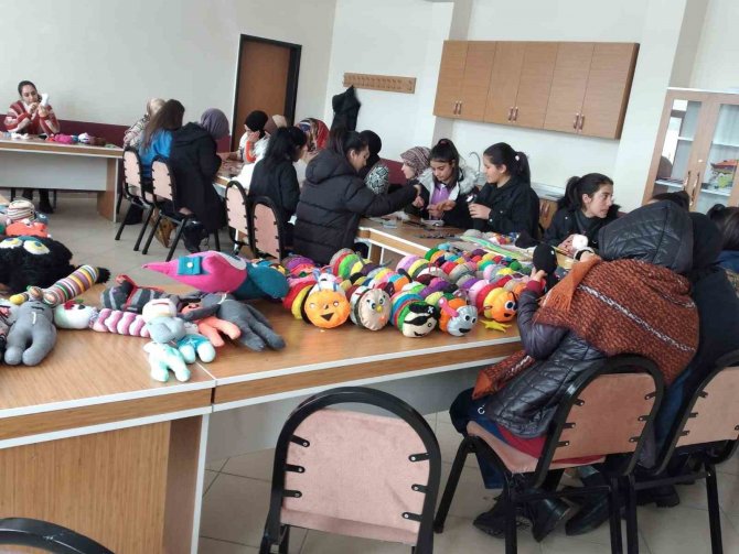 Ağrılı Çocuklar Depremden Etkilenen Kardeşleri İçin Oyuncak Üretiyor
