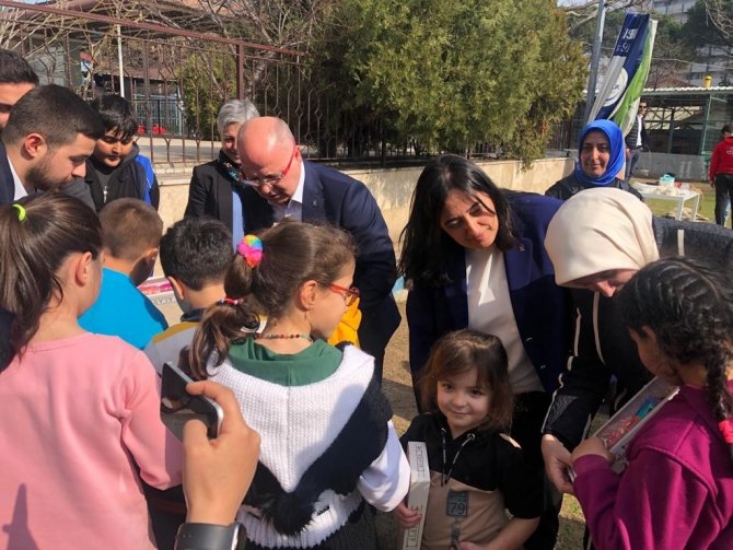 Ak Parti Heyeti Depremzedeleri Ziyaret Etti