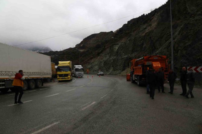 Vali Heyelan Bölgesinde Açıklama Yaparken 2. Kez Heyelan Meydan Geldi