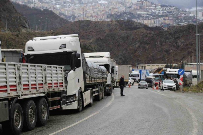 Vali Heyelan Bölgesinde Açıklama Yaparken 2. Kez Heyelan Meydan Geldi