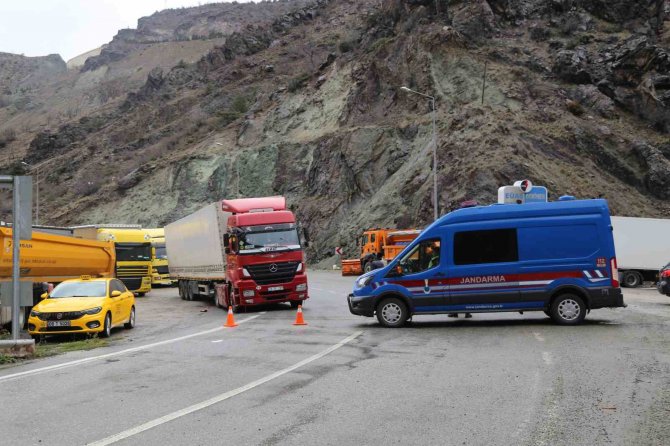 Vali Heyelan Bölgesinde Açıklama Yaparken 2. Kez Heyelan Meydan Geldi