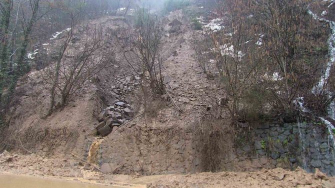 Artvin’in Borçka İlçesinde Heyelan Riski Nedeniyle Bazı Evler Boşaltıldı