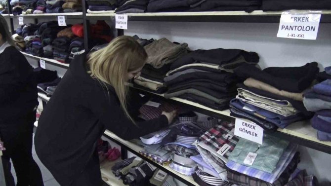 Sındırgı’da Depremzedelerin Tüm İhtiyaçlar Karşılanıyor