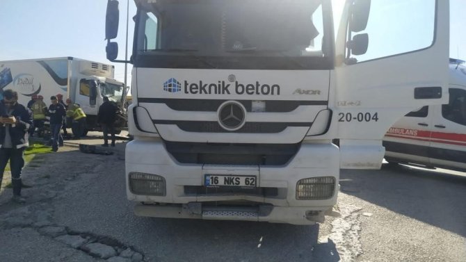 Bandırma’da Kamyonet Tıra Arkadan Çarptı