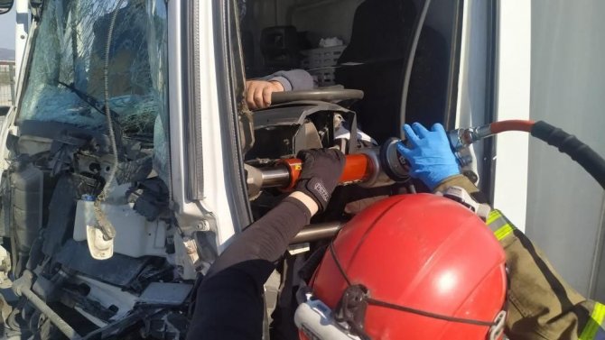 Bandırma’da Kamyonet Tıra Arkadan Çarptı