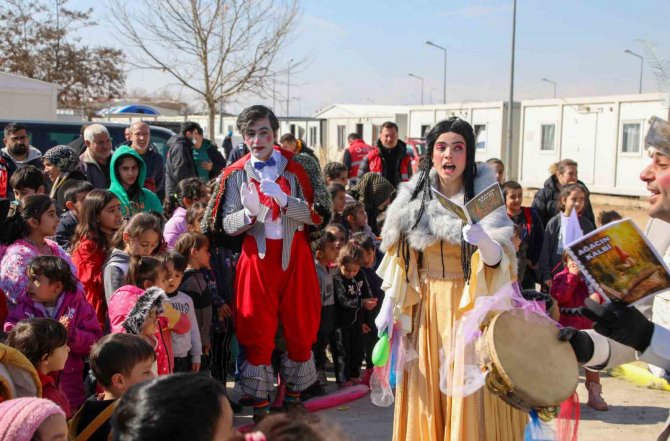 Depremzede Çocuklar İçin ‘Ağacın Kalbi’ Oyunu Sahnelendi