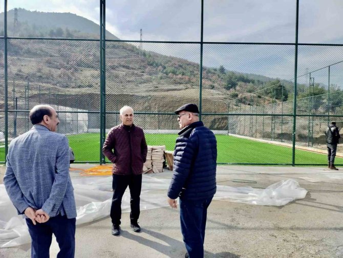 Başkan Yaman, Halı Saha Tesisinde Ve Mesire Alanında İnleceme Yaptı