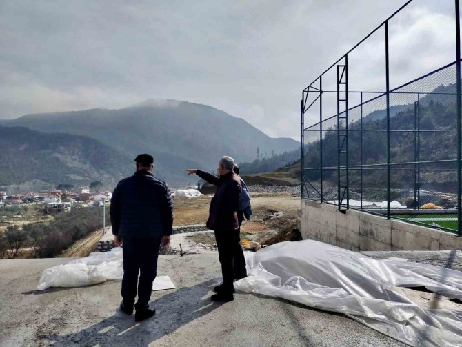 Başkan Yaman, Halı Saha Tesisinde Ve Mesire Alanında İnleceme Yaptı