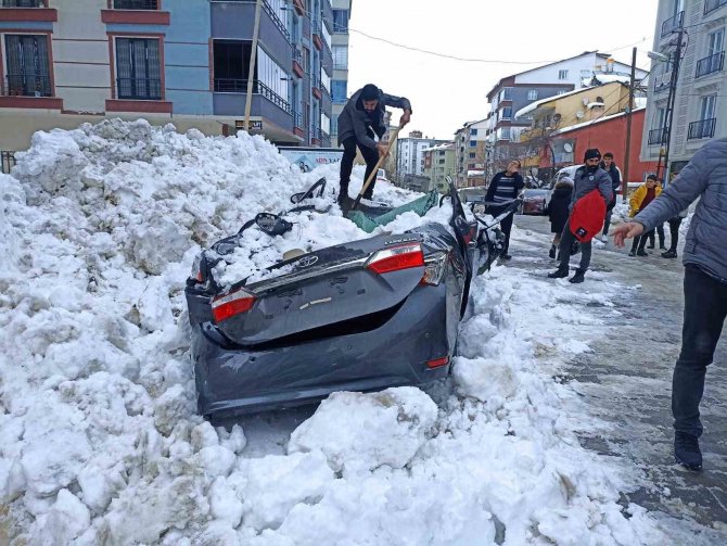 Çatıdan Düşen Kar Kütlesi Otomobili Kullanılamaz Hale Getirdi