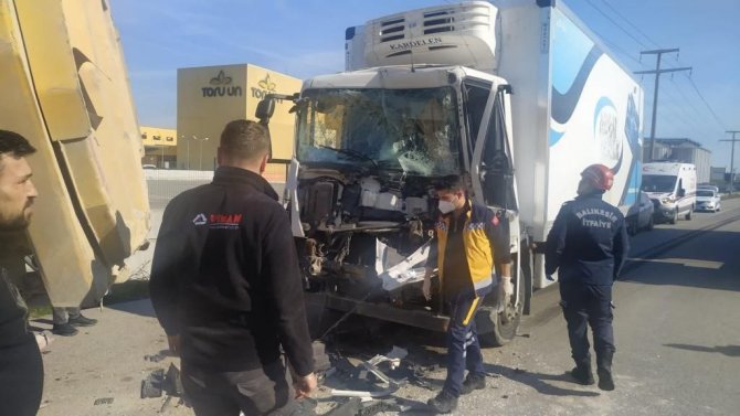 Bandırma’da Kamyonet Tıra Arkadan Çarptı