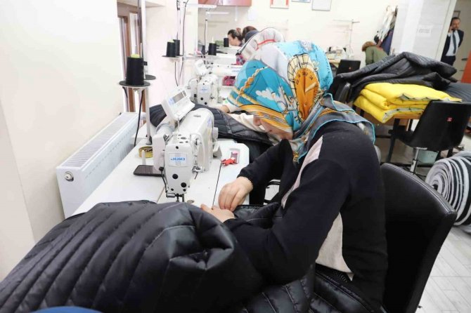 Olgunlaşma Enstitüsü Deprem Bölgesine Uyku Tulumu Üretiyor