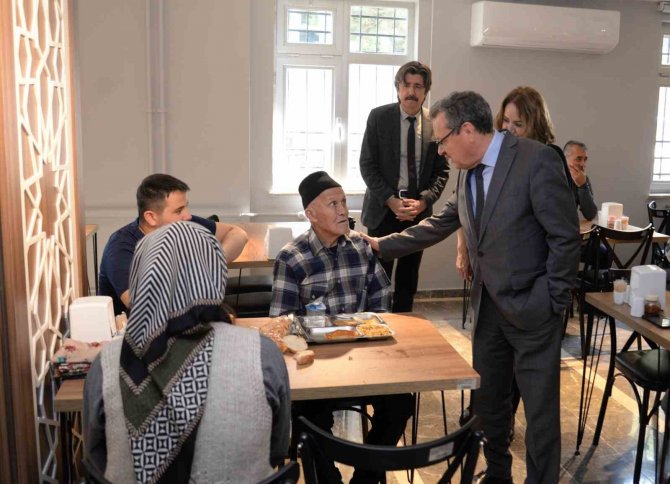 Üniversite Konukevi’nde Kalan Depremzede Ailelere Moral Ziyareti