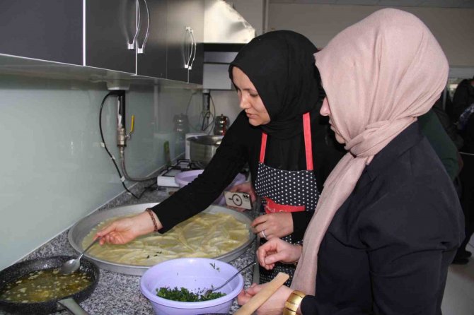 Ünlü Şefin Depremzedeler İçin Kurduğu Lokantaya Çorumlu Kadınlardan Destek