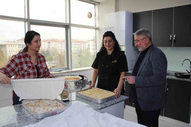 Ünlü Şefin Depremzedeler İçin Kurduğu Lokantaya Çorumlu Kadınlardan Destek