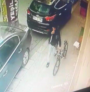 Bisikleti Kimseye Aldırış Etmeden Çaldı